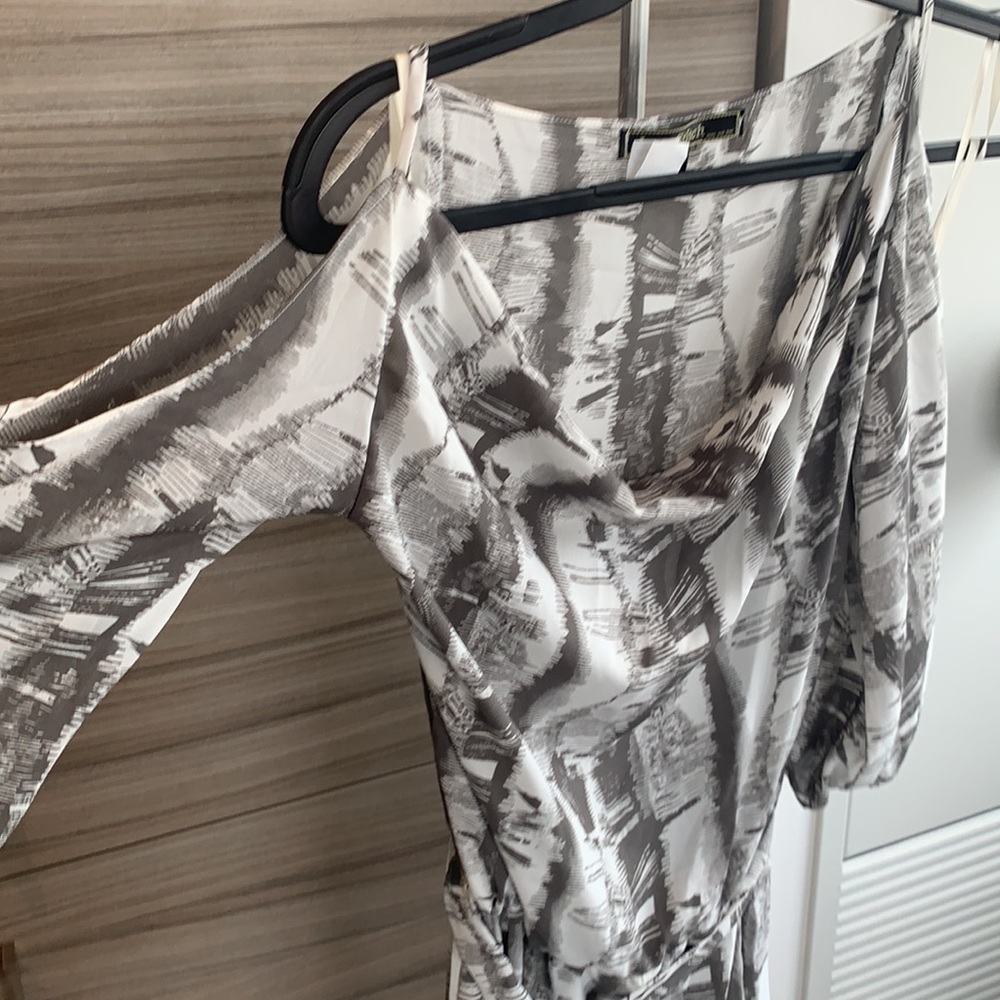 ✅ $10 ADD-ON ONLY ✅ Cold Shoulder Grey+ White belted summer dress ✅ $10 ADD-ON - Picture 10 of 12
